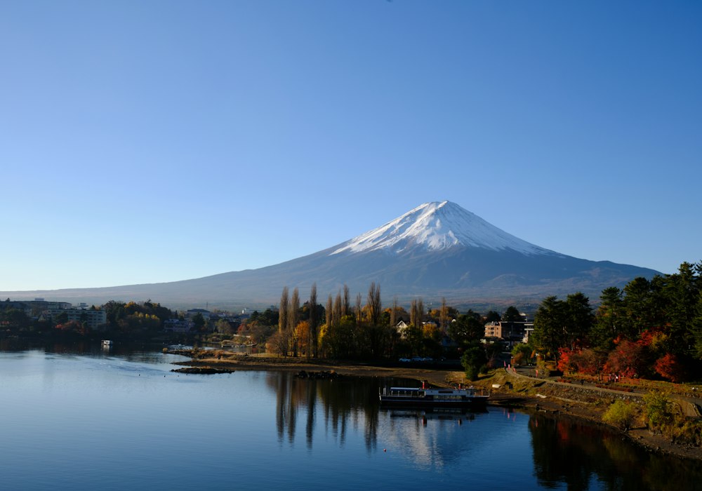 Kawaguchiko Gölü kıyısından karlı Fuji Dağı